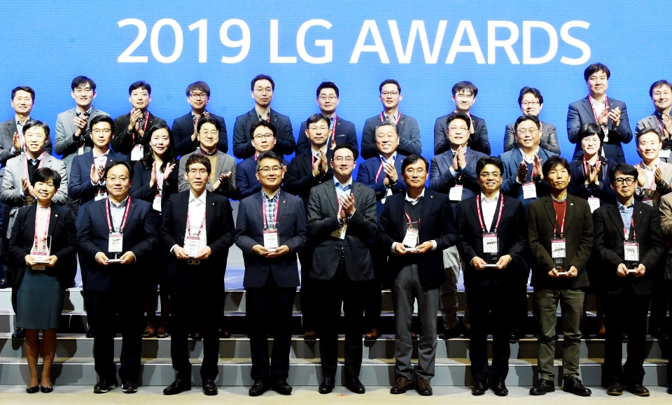 LG는 21일 서울 마곡 LG사이언스파크에서 뛰어난 고객 가치를 창출한 혁신 성과를 공유하고 격려하기 위해 'LG 어워즈(Awards)'를 개최했다. 사진은 구광모 (주)LG 대표가 수상자들과 기념촬영을 하고 있는 모습.(사진=LG)
