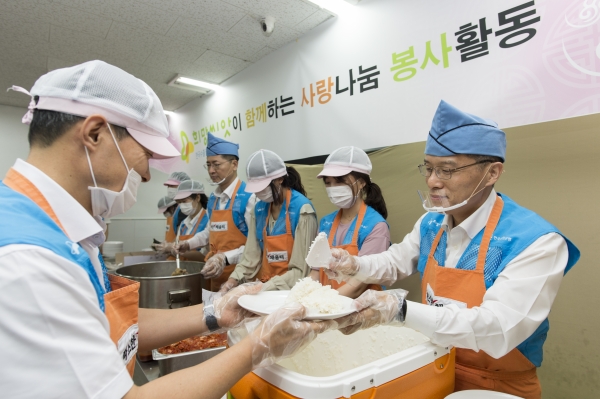 강승중 수출입은행 전무이사(사진 맨오른쪽)가 10일 임직원들과 함께 서울역 인근 무료급식소 '따스한 채움터'를 찾아 노숙인들을 대상으로 배식 봉사를 하고 있다./사진=수출입은행