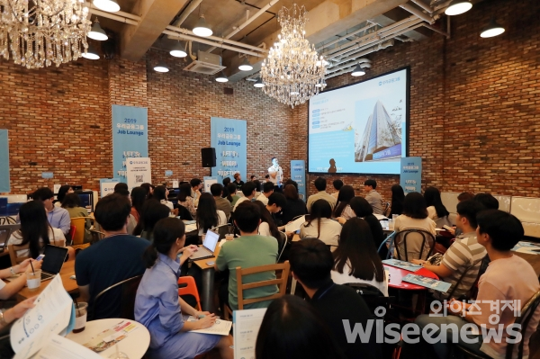 우리금융그룹은 지난 17일 강남역 소재 카페에서 취준생과 소통하는 채용상담회 ‘우리금융 Job Lounge’를 개최했다./사진=우리금융