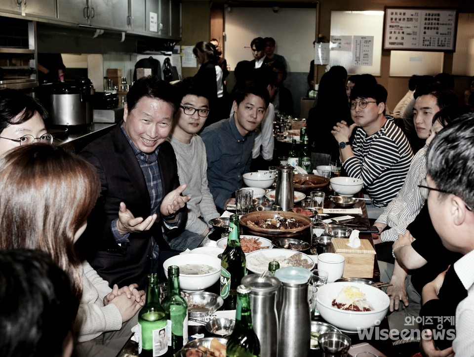 최태원 SK그룹 회장이 28일 서울 광화문 인근의 한 대중음식점에서 저녁식사를 겸한 번개 행복토크를 열고 구성원들과 담소를 나누고 있다./사진=SK