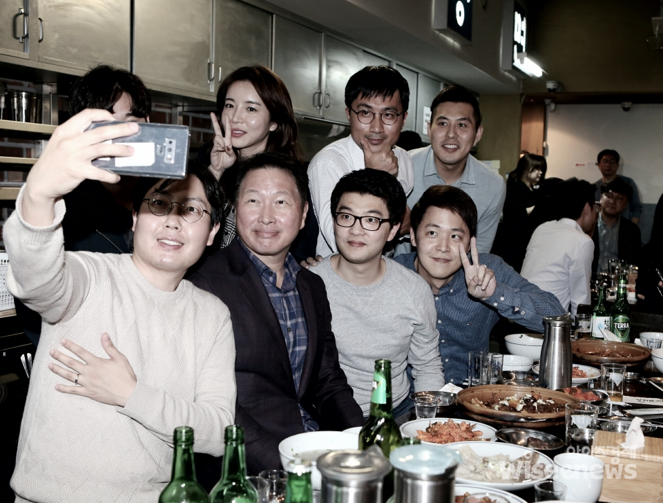 최태원 SK그룹 회장이 28일 서울 광화문 인근의 한 대중음식점에서 저녁식사를 겸한 번개 행복토크를 열고 구성원들과 함께 사진을 찍고 있다./사진=SK