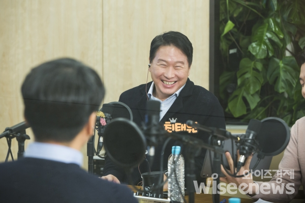 최태원 SK회장이 지난 17일 서울 종로구 서린동 SK빌딩에서 '보이는 라디오' 형식의 99차 행복토크를 하고 있다. 사진=SK