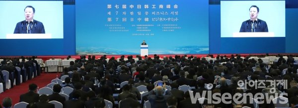 박용만 대한상의 회장이 24일 중국 쓰촨성 청두에서 대한상공회의소, 일본경제단체연합회, 중국국제무역촉진위원회(CCPIT)가 공동으로 개최한 ‘한·일·중 비즈니스 서밋’에서 개회사를 하고 있다./사진=대한상의