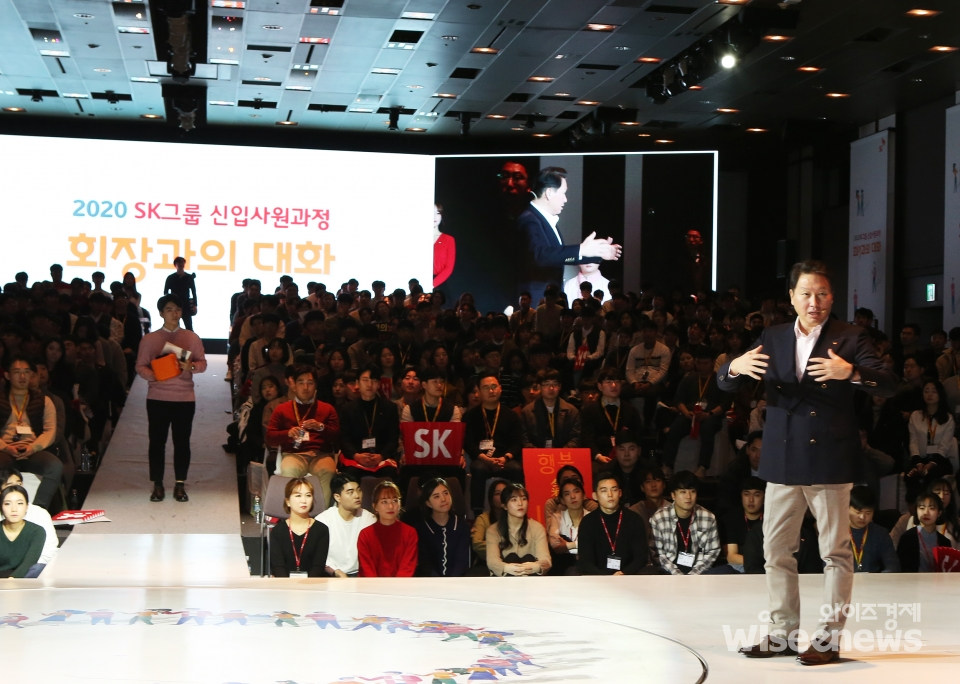 최태원 SK 회장(가운데)이 15일 오후 서울 광장동 워커힐호텔에서 열린 '2020 신입사원과의 대화'에서 신입사원 질문에 답하고 있다./사진=SK