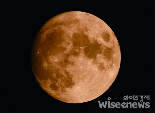 30일 오후 아홉시 경 비 그친 하늘에 떠오른 추석보름달 (사진=한유주 기자)
