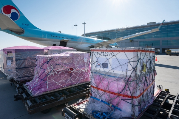 지난 12월 8일 KE925편 인천발 네덜란드 암스테르담 행 여객기에 컨테이너 및 드라이아이스를 포함한 코로나 백신 원료 약 800kg을 탑재하고 있는 모습. 사진=대한항공