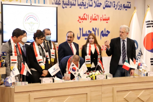파르한 알 파르투시(Dr. Farhan Al Fartoosi / Director General, GCPI) 이라크 항만공사 사장이 12월 30일(현지시간) 이라크 바그다드에서 바스라주 알포 신항만 1단계 후속공사 패키지(5건) 공사 계약서에 서명하고 있다. 사진=대우건설