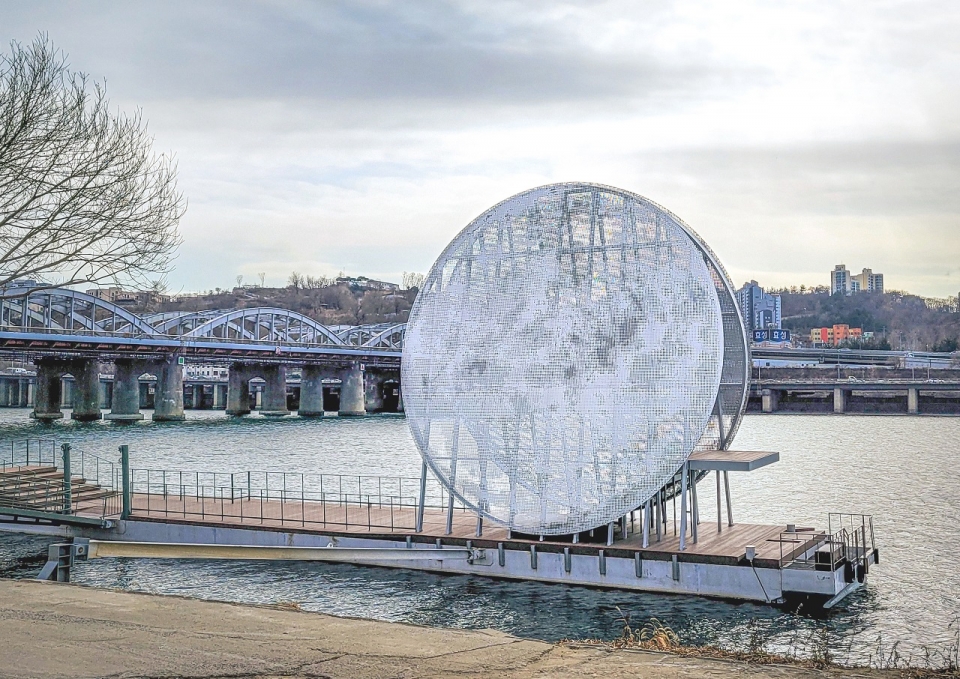 보름달을 형상화한 지름 12m 원형 구조의 공공미술작품 ‘달빛노들’/사진=서울시