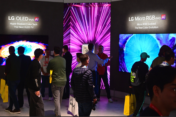 관람객들이  LG 올레드 에보 AI W6를 비롯한 올레드 TV 신제품을 살펴보고 있다 (사진=LG전자)
