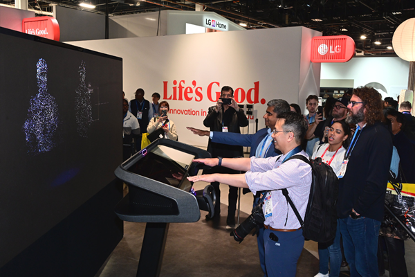 LG전자의 AI 기반 차량용 솔루션을 체험하고 있는 관람객들 모습(사진=LG전자)