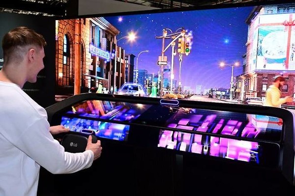 LG전자 모델이 차량용 디스플레이 솔루션을 시연하고 있다. (사진=LG전자)