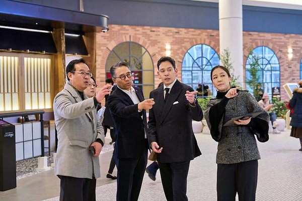 정용진 신세계그룹 회장이 스타필드 빌리지 운정 4층에서 개장을 앞둔 아트 체험 놀이 공간 ‘크레욜라 익스피리언스’에 대해 관계자(왼쪽 첫 번째)로부터 설명을 듣고 있다.(사진=신세계그룹)