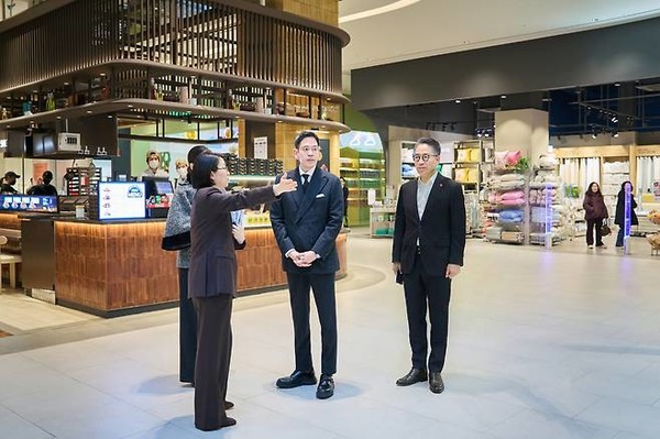 정용진 신세계그룹 회장이 임영록 사장(경영전략실장 겸 신세계프라퍼티 대표, 오른쪽)과 스타필드 빌리지 운정 1층 바이츠 플레이스에 입점한 맛집들을 보는 모습.(사진=신세계그룹)