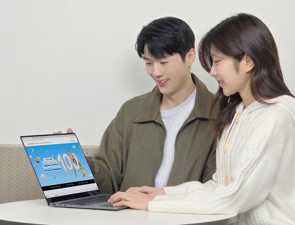 삼성전자 공식 교육 할인몰 ‘갤럭시 캠퍼스’에서 진행하는 ‘갤럭시 캠퍼스 100만 축하파티’ 이벤트에 참여하는 모습(사진=삼성전자)