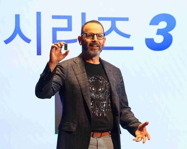 조쉬 뉴먼 인텔 컨수머 PC 부문 총괄이 2026 인텔 AI PC 쇼케이스 기자간담회에서 발표를 하고 있다(사진=인텔)