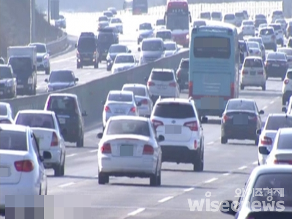 고속도로를 운행 중인 차량 모습(사진=와이즈경제 DB)