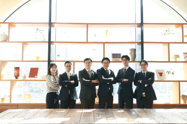 KB국민은행의 패밀리오피스 전담 조직인 ‘F/O Solution Team’이 기념촬영을 하고 있다. 사진=KB국민은행