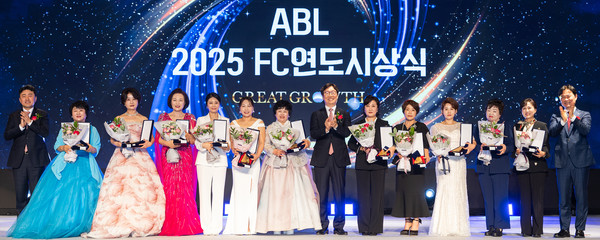 곽희필 ABL생명 대표이사(가운데)가 ‘2025 FC 연도대상 시상식’에서 ‘명인’상 수상자들과 기념사진을 촬영하고 있다. 사진=우리금융그룹